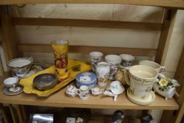 MIXED LOT VARIOUS ASSORTED CERAMICS TO INCLUDE AINSLEY PEMBROKE PATTERN VASES AINSLEY 25TH