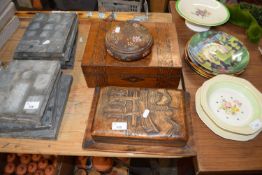 MIXED LOT COMPRISING AN INLAID JEWELLERY BOX, CARVED ORIENTAL BOX AND STAND, AND FURTHER FLORAL