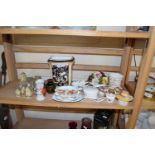 MIXED LOT VARIOUS ASSORTED CERAMICS TO INCLUDE PORCELAIN FLOWERS VARIOUS TRINKET BOXES DAVID