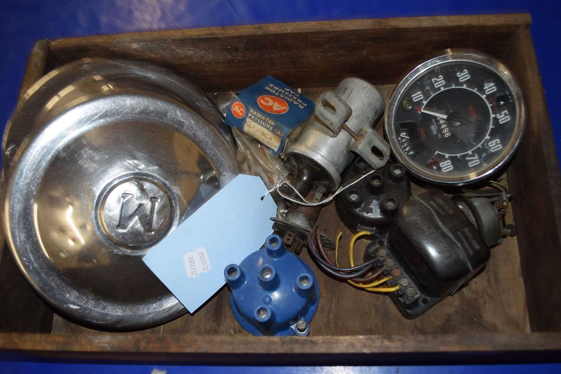 Mixed lot of car parts to include, temperature gauge, Lucas regulators, distributer caps, hub caps - Image 2 of 2