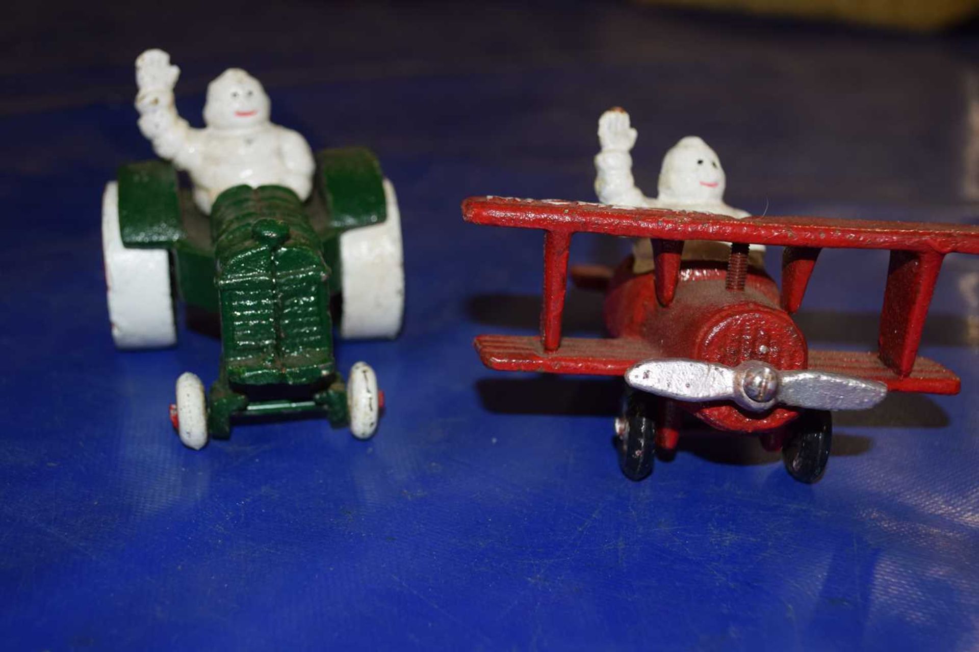 Two small cast iron Michelin advertising figures, one formed as a tractor, the other a plane - Bild 2 aus 2