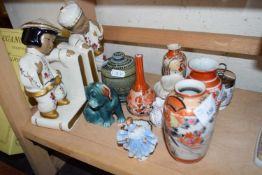 MIXED LOT TO INCLUDE VARIOUS EARLY 20TH CENTURY JAPANESE VASES, PAIR OF ORIENTAL BOOKENDS, AND OTHER