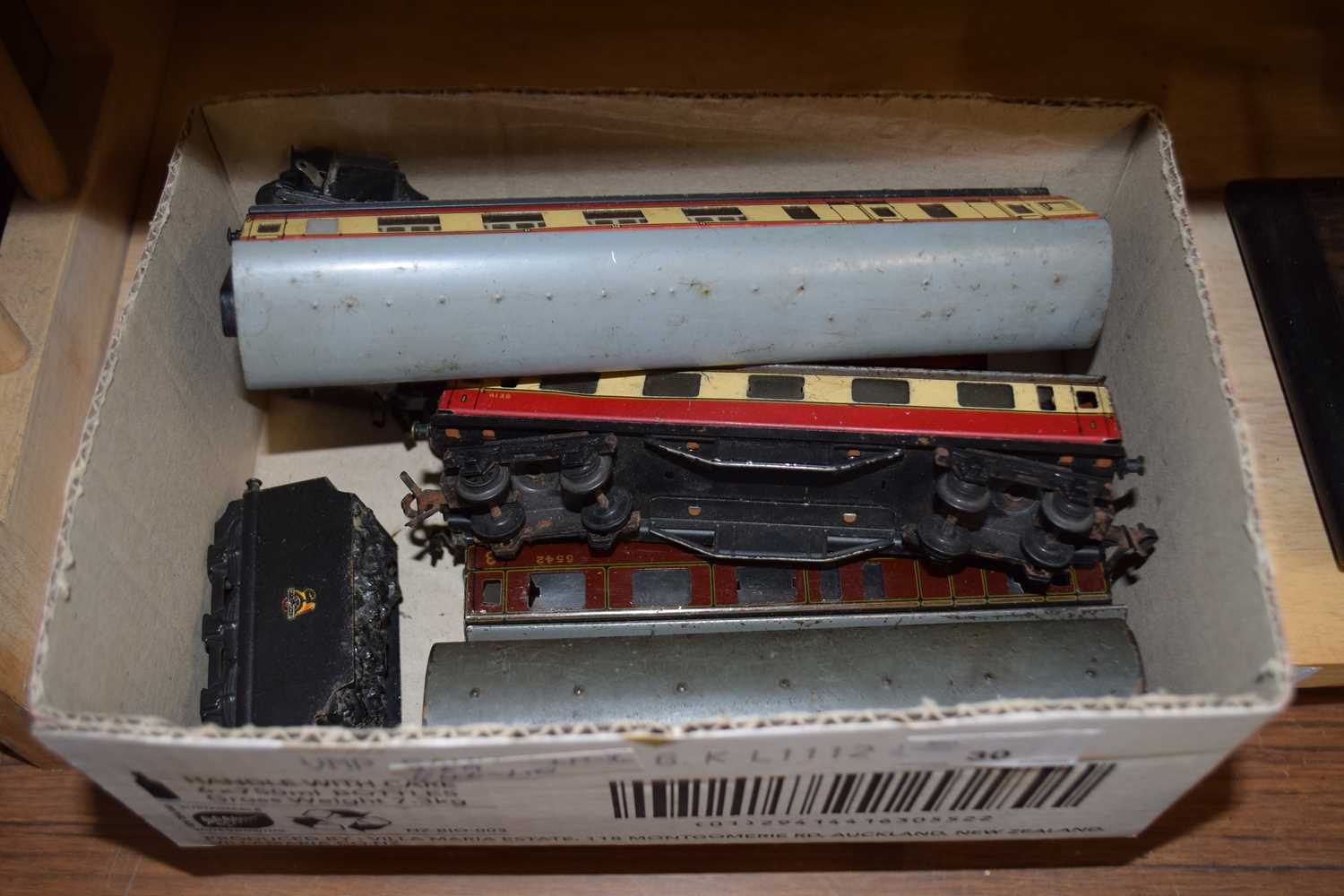 BOX OF VARIOUS 00 GAUGE MODEL RAILWAY CARRIAGES