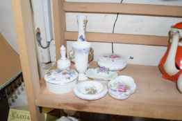 MIXED LOT OF VARIOUS FLORAL DECORATED CERAMICS TO INCLUDE AYNSLEY COTTAGE GARDEN, WEDGWOOD, AND