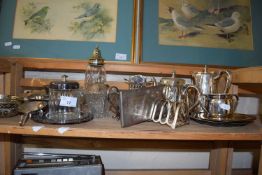 MIXED LOT OF VARIOUS SILVER PLATED WARES TO INCLUDE TEA SET, TOAST RACK, SUGAR SIFTER, GRAVY BOAT,