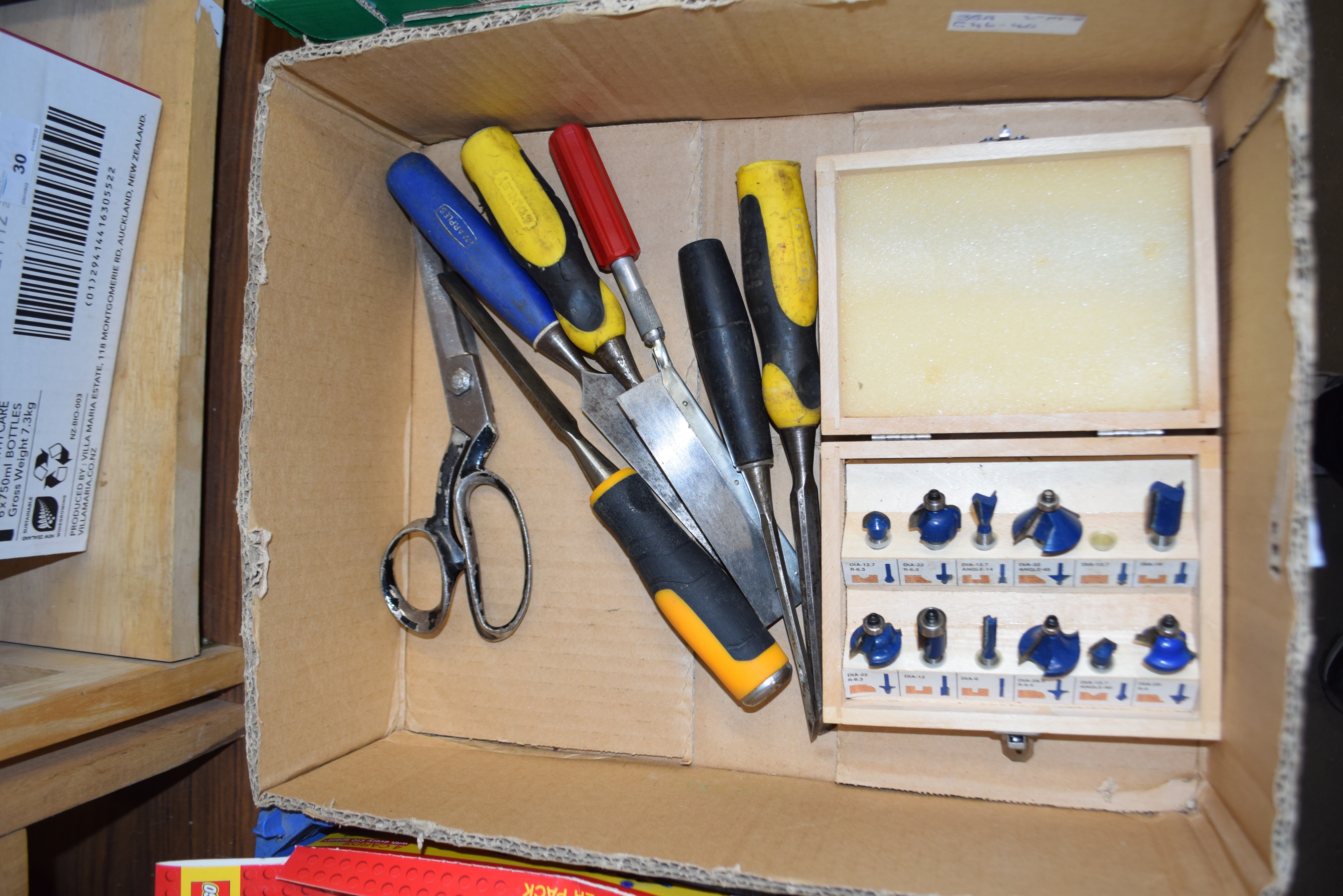 BOX OF MIXED CHISELS ETC - Bild 2 aus 2