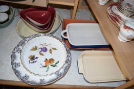 MIXED LOT OF KITCHEN DISHES TO INCLUDE ROYAL WORCESTER 'EVESHAM' FLAN DISH