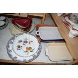 MIXED LOT OF KITCHEN DISHES TO INCLUDE ROYAL WORCESTER 'EVESHAM' FLAN DISH