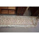20TH CENTURY WOOL FLOOR RUG DECORATED WITH FLORAL DESIGN ON A BEIGE AND GREEN BACKGROUND