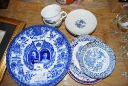 MIXED LOT OF BLUE AND WHITE AND OTHER CHINA WARES TO INCLUDE GEORGE V CORONATION PLATE, PLUS OTHER