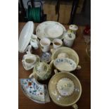 MIXED LOT OF CERAMICS TO INCLUDE MASONS TEA POT AND OTHER ITEMS