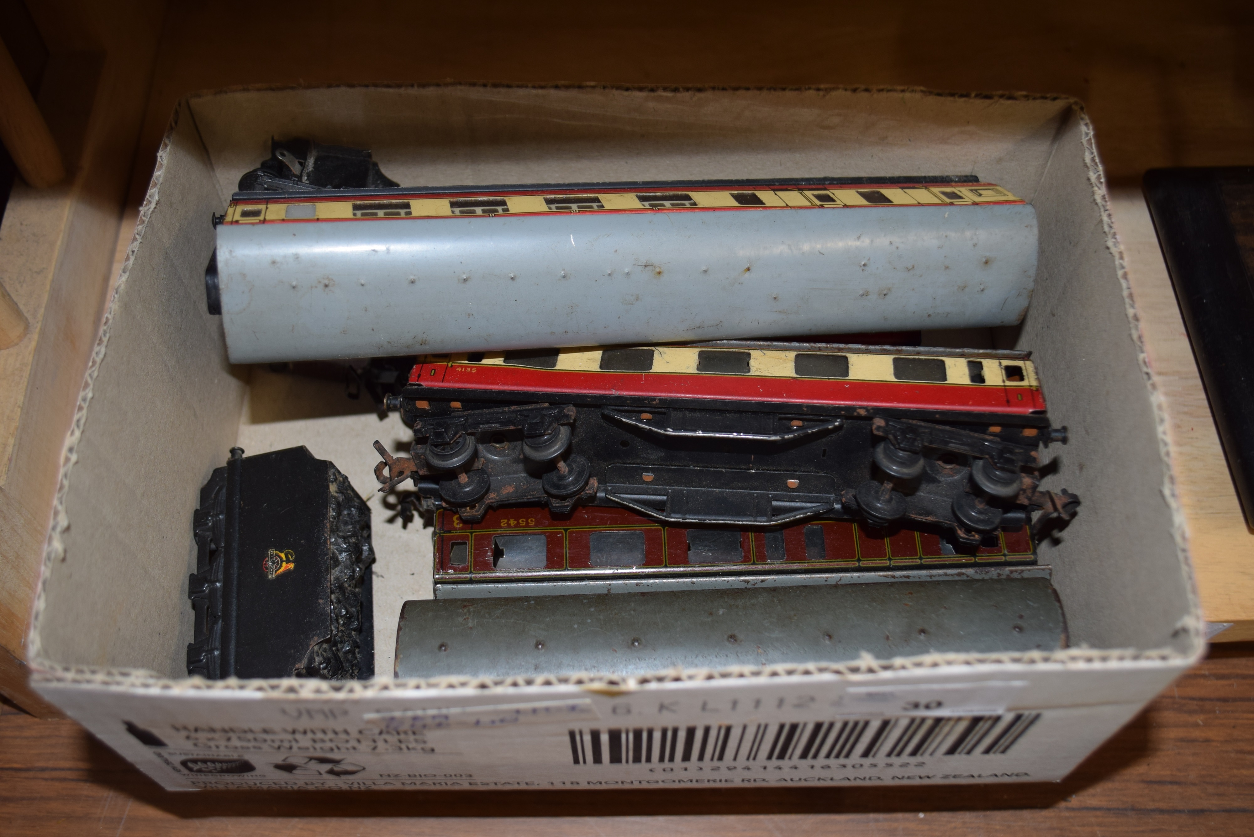 BOX OF VARIOUS 00 GAUGE MODEL RAILWAY CARRIAGES - Image 2 of 2