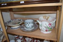 MIXED LOT OF CERAMICS TO INCLUDE A QUIMPER TAZZA AND OTHER ITEMS