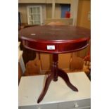 MODERN MAHOGANY EFFECT PEDESTAL TABLE, TOP 53CM DIAM