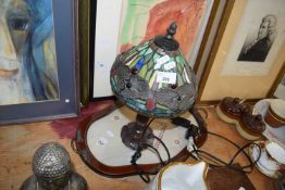 SMALL TIFFANY STYLE TABLE LAMP AND A GLASS TOPPED SERVING TRAY
