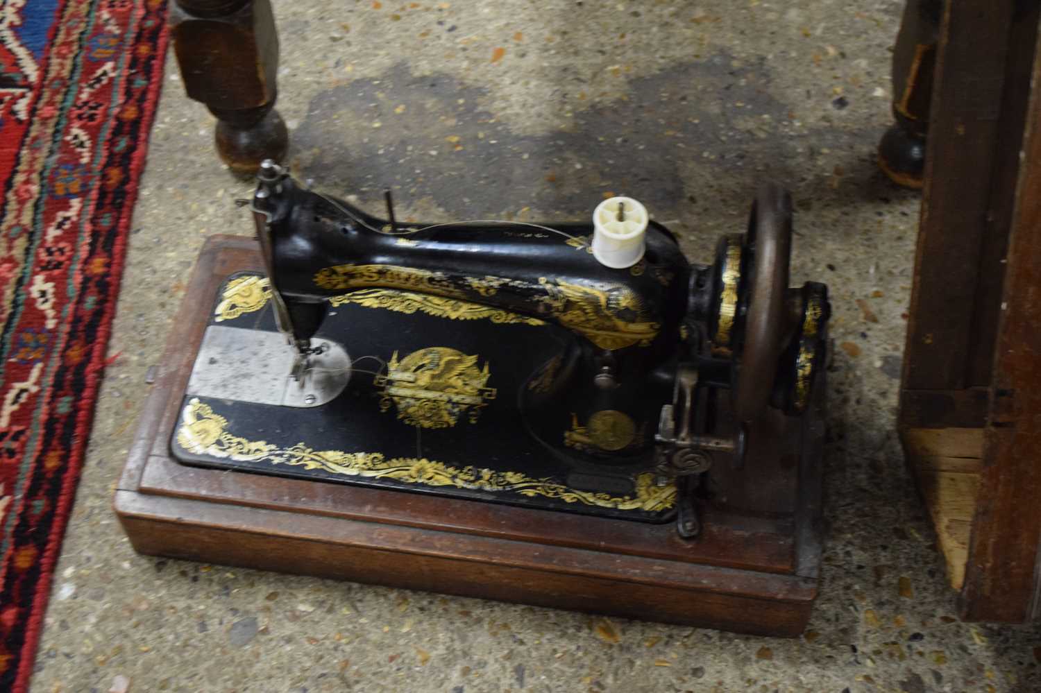 VINTAGE SINGER SEWING MACHINE IN WOODEN CABINET - Image 2 of 2