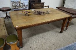 LATE 19TH/EARLY 20TH CENTURY OAK DINING TABLE ON TAPERING SQUARE LEGS, 181CM WIDE