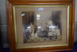 LATE 19TH/EARLY 20TH CENTURY PHOTOGRAPH OF A FAMILY GROUP SET IN A MAPLE FRAME AND GLAZED