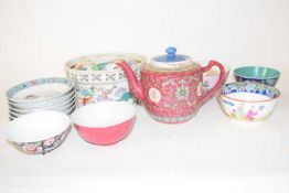 VARIOUS 20TH CENTURY CHINESE CERAMICS TO INCLUDE TEA POTS, COVERED SERVING DISH, VARIOUS BOWLS AND