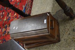 VINTAGE SINGER SEWING MACHINE IN WOODEN CABINET