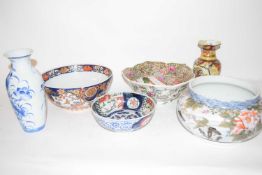 VARIOUS CHINSE AND JAPANESE CERAMICS TO INCLUDE VARIOUS BOWLS, VASES ETC (6)