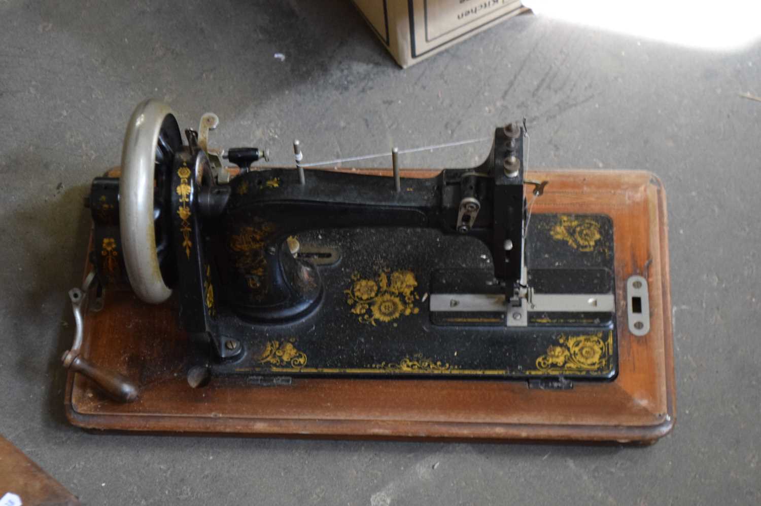 PFAFF MODEL B SEWING MACHINE IN WOODEN CASE - Image 2 of 2