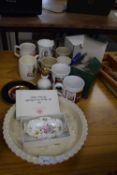 MIXED LOT OF MUGS AND OTHER CERAMICS TO INCLUDE A CROWN DERBY 'DERBY POSIES' PIN DISH WITH A