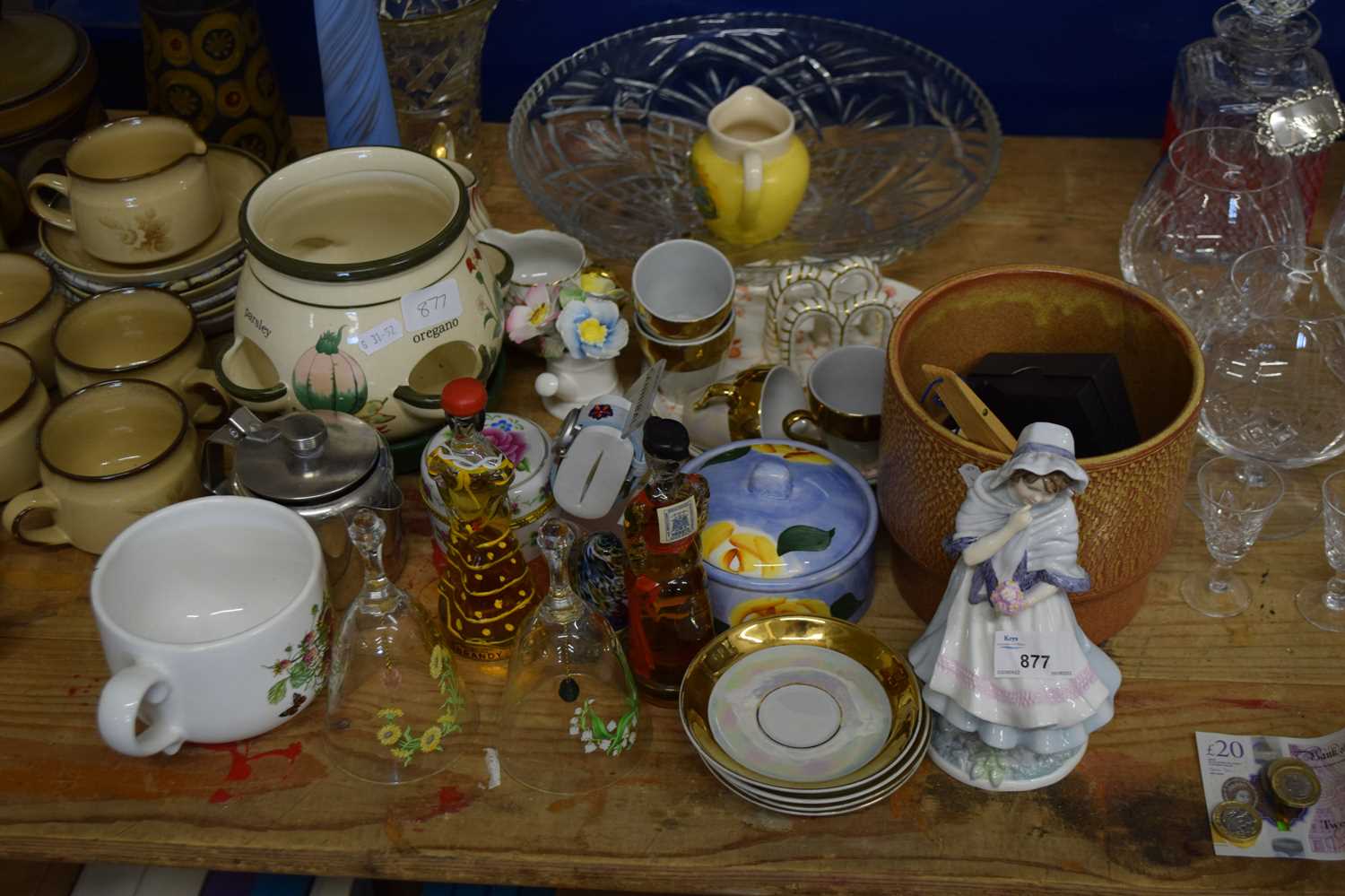 LARGE MIXED LOT OF VARIOUS HOUSEHOLD CHINA AND GLASS WARES TO INCLUDE ROYAL WORCESTER FIGURE 'A POSY