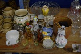 LARGE MIXED LOT OF VARIOUS HOUSEHOLD CHINA AND GLASS WARES TO INCLUDE ROYAL WORCESTER FIGURE 'A POSY