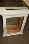 SMALL WHITE PAINTED SINGLE DOOR DISPLAY CABINET, 57CM WIDE