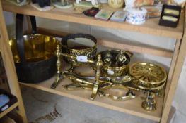 MIXED BRASS WARES TO INCLUDE JAM PAN, FIRE TOOLS, ORNAMENTS ETC