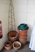 MIXED LOT OF TERRACOTTA AND PLASTIC PLANT POTS, PLUS A FURTHER WIRE WORK PLANT SUPPORT