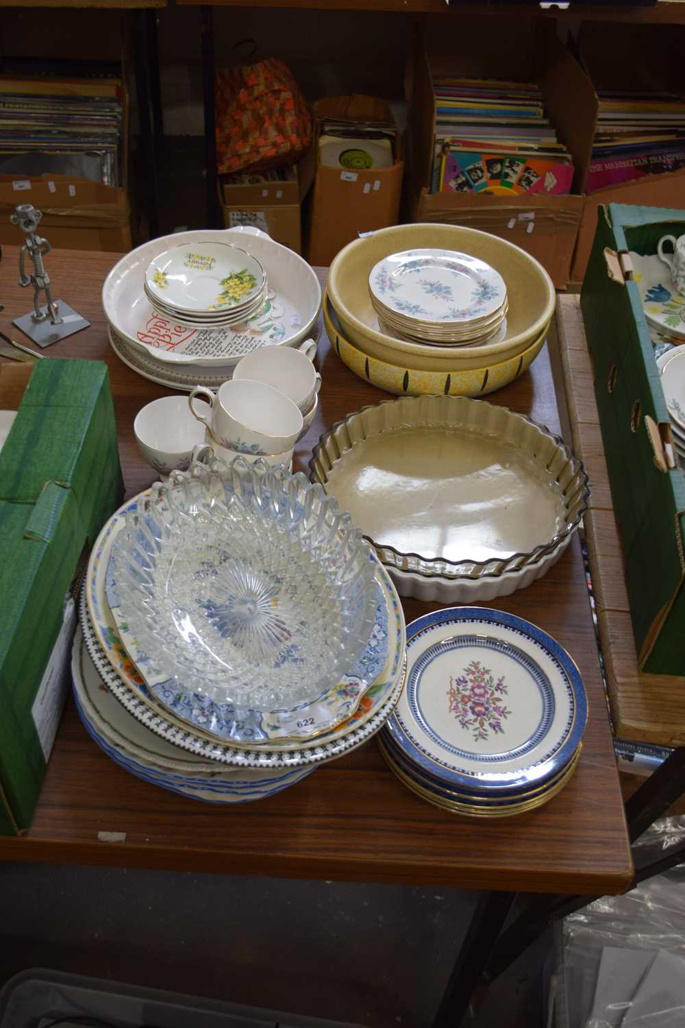 MIXED TABLE WARES AND KITCHEN ITEMS TO INCLUDE QUANTITY OF BOOTHS 'LOWESTOFT BORDER' SAUCERS AND