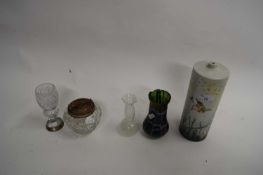 MIXED LOT COMPRISING AN IRIDESCENT STUDIO GLASS VASE (A/F), TOGETHER WITH FURTHER GLASS WARES AND