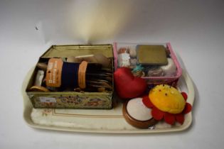TRAY OF VARIOUS SEWING SUPPLIES INCLUDING TIN OF MIXED THREADS AND YARNS, VARIOUS PIN CUSHIONS ETC