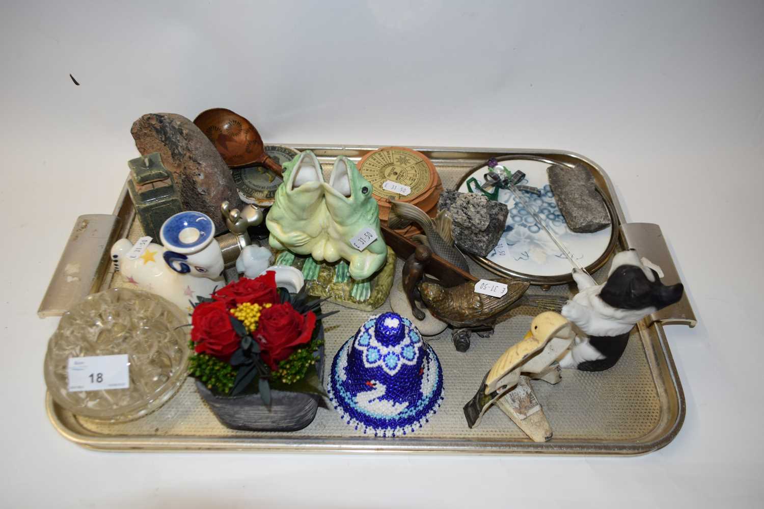 TRAY OF VARIOUS MIXED ORNAMENTS, CERAMICS, ETC