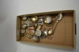 BOX OF MIXED COMMEMORATIVE ROYALTY SPOONS AND MEDALS, VICTORIAN AND LATER