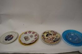 MIXED LOT OF GLASS AND CERAMIC ROYALTY AND OTHER COMMEMORATIVE PLATES