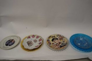 MIXED LOT OF GLASS AND CERAMIC ROYALTY AND OTHER COMMEMORATIVE PLATES