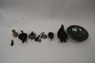 MIXED LOT OF VARIOUS SMALL ITEMS TO INCLUDE OPIUM PIPE, SMALL GLAZED STUDIO BOWLS WITH LIZARD