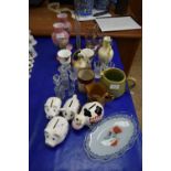 MIXED LOT TO INCLUDE A PAIR OF OPAQUE GLASS VASES, MIXED PIGGY BANKS ETC