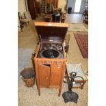 VINTAGE OAK CASED ITONIA CABINET GRAMOPHONE AND QUANTITY OF RECORDS