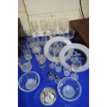 MIXED LOT OF MODERN FROSTED DRINKING GLASSES AND MATCHING DECORATIVE PLATES