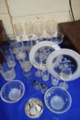 MIXED LOT OF MODERN FROSTED DRINKING GLASSES AND MATCHING DECORATIVE PLATES