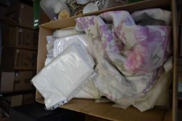 BOX OF MIXED TABLE LINEN AND OTHER ITEMS