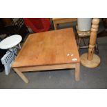 20TH CENTURY OAK COFFEE TABLE OF SQUARE FORM