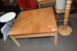 20TH CENTURY OAK COFFEE TABLE OF SQUARE FORM