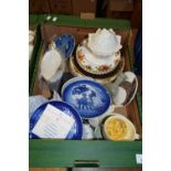 BOX OF VARIOUS CERAMICS TO INCLUDE ROYAL ALBERT 'OLD COUNTRY ROSE', COPENHAGEN CHRISTMAS PLATES ETC