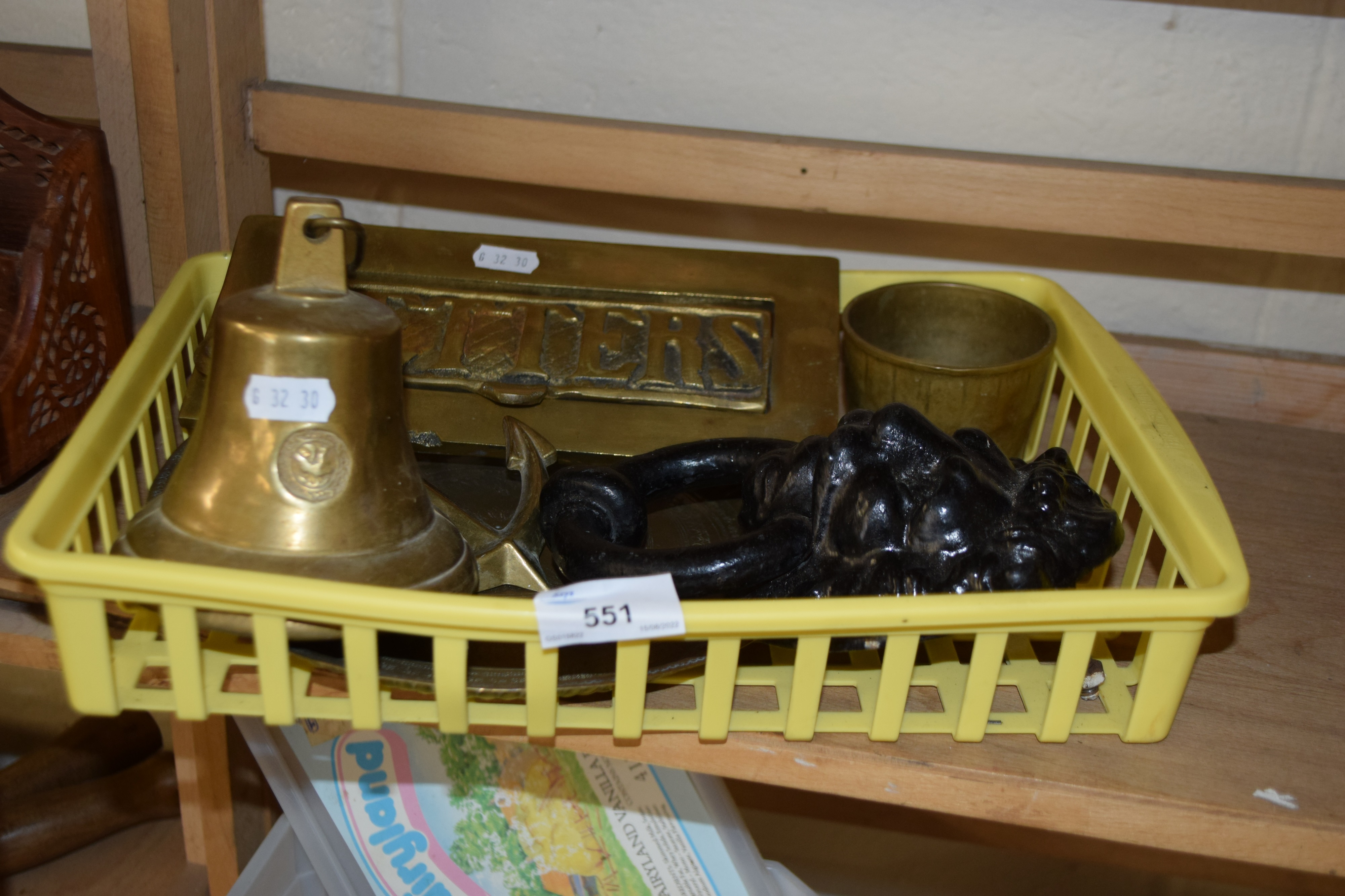 BOX OF MIXED ITEMS TO INCLUDE BRASS BELL, BRASS LETTERBOX, IRON DOOR KNOCKER ETC - Image 2 of 2