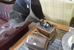 Edison Standard Phonograph in oak case, together with accompanying metal horn, cabinet 31cm wide